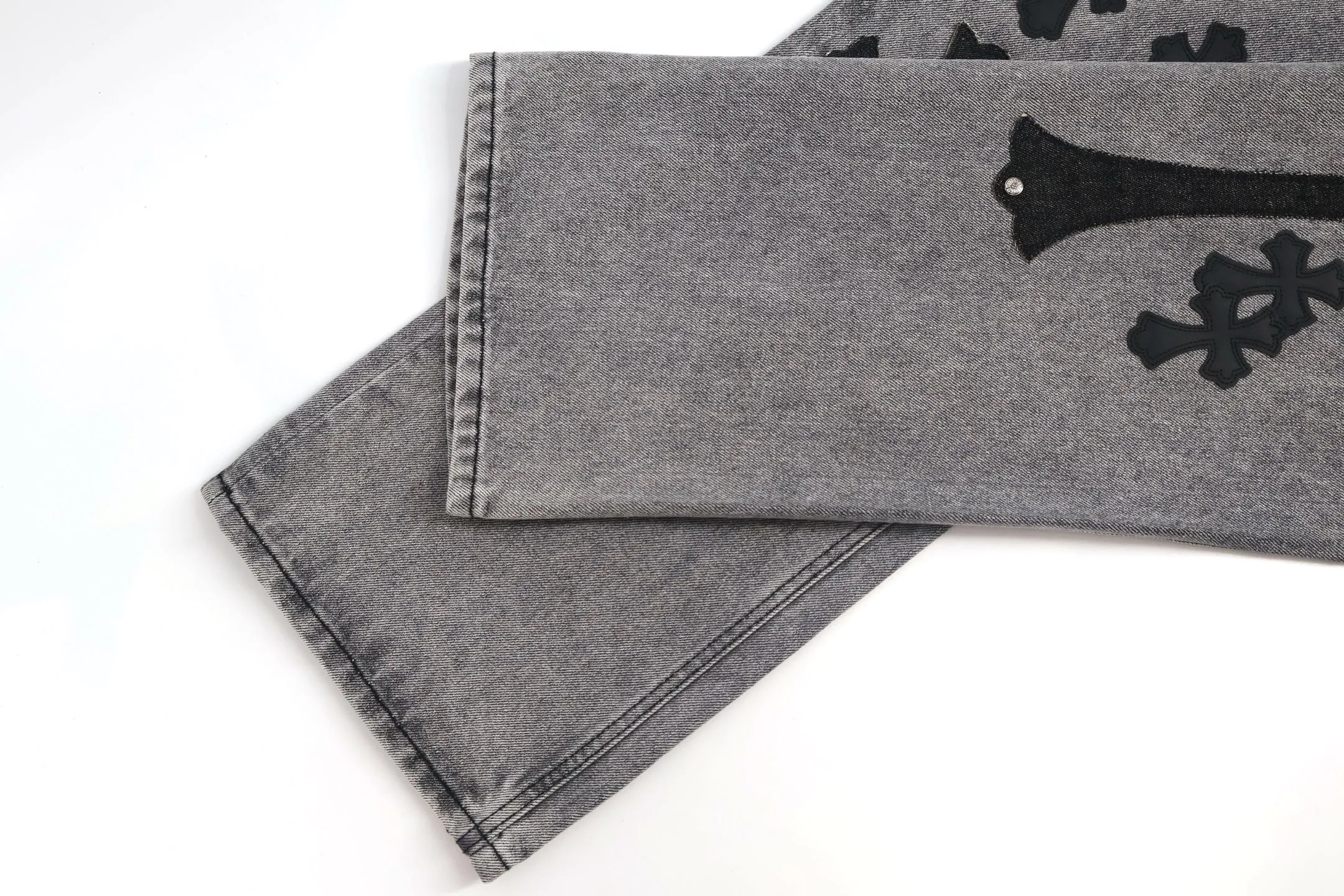 🅿️800 [Exclusive supply] CH Crow Heart Cow King jeans (grey), using genuine levis502 as the base plate, purchased the original version at 5W, heavily washed, frayed and distressed, customized cowhide cross, dyed and fixed to prevent color fading. Fully right-angle fit hand embroidery thread, a total of 5 small silver nails on the whole body, 1 silver medal, 5 Cross Scout flower buttons. The silver content is 85%. It is not made of 925 silver because the silver content is too high and it will easily turn black and oxidize, which affects the appearance. The printing adopts the garment screen water slurry printing process. Size:32/34/36/38